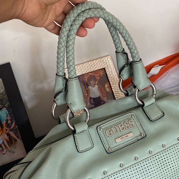 It’s original Guess bag I had hardly used it six months that do not continues - Picture 2 of 6